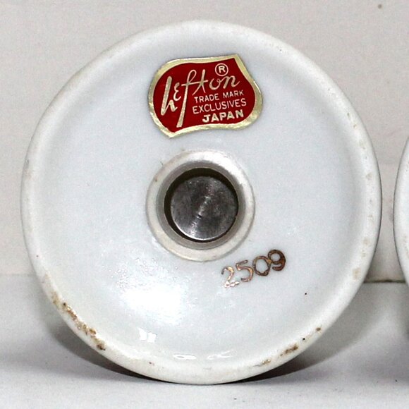 Lefton Christmas Theme Salt and Pepper Shakers With Stoppers - Picture 8 of 13